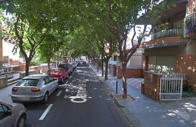 El robatori s'ha realitzat a un taller mecànic del camí de la Creu. FOTO: Google.