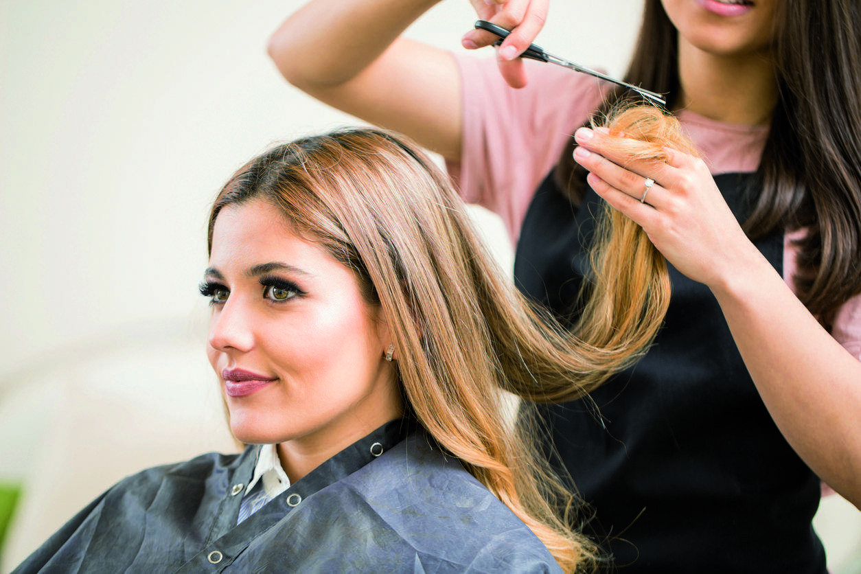 La cabellera extrallarga es porta llisa i polida per subratllar la sensació de longitud infinita