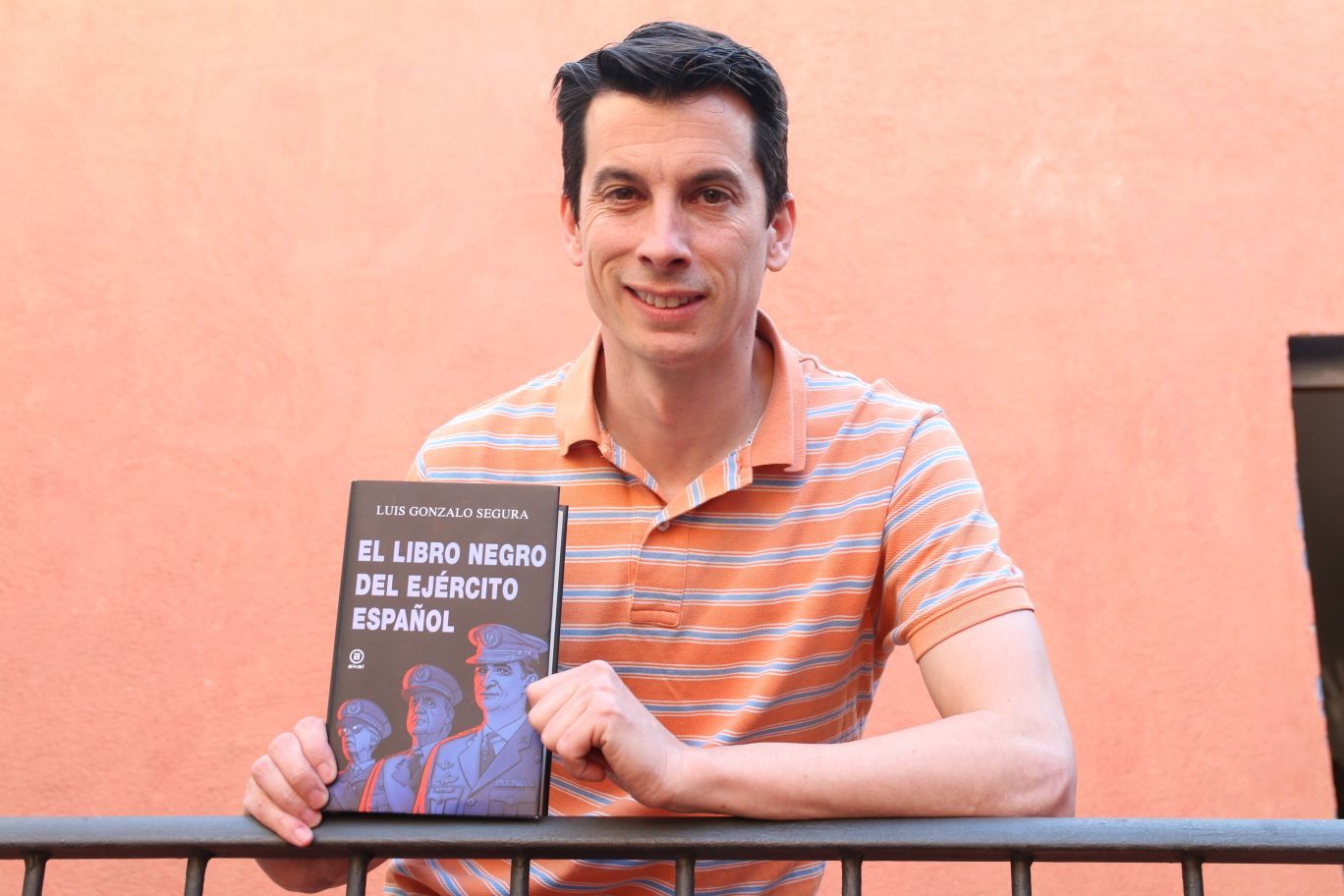 Luís Gonzalo Segura, en la presntació del seu llibre 'El libro negro del ejército español'. FOTO: Lali Álvarez.