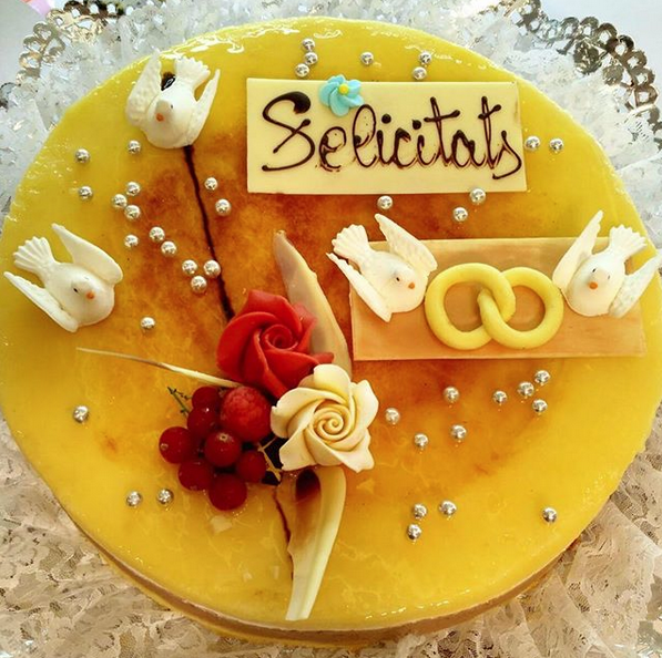 La pastisseria Sàbat elabora pastissos especials per a aniversaris i casaments