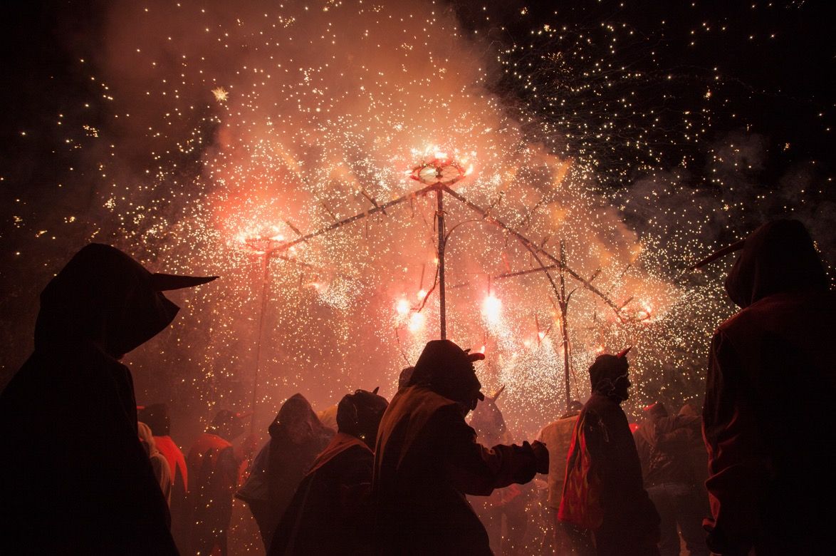 El bany de foc tanca el Correfoc. FOTO: Lali Puig