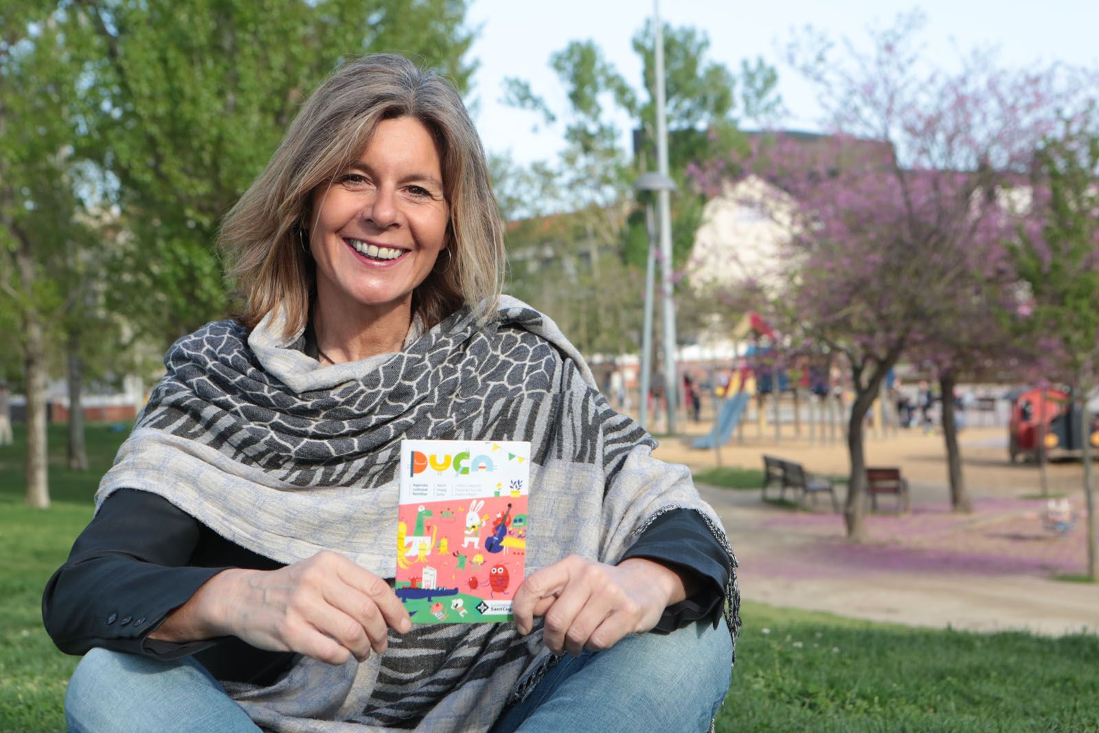 Carmela Fortuny amb la nova guia infantil de la ciutat. FOTO: Artur Ribera