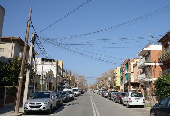 Cablejat aeri al carrer de Joan XXIII. FOTO: Ajuntament de Sant Cugat.