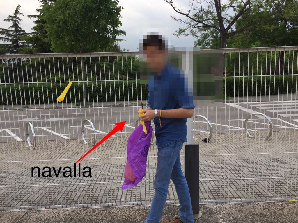 El noi arrencant llaços grocs a l'Arxiu Nacional de Sant Cugat FOTO: Assemblea de treballadores i treballadors de la cultura