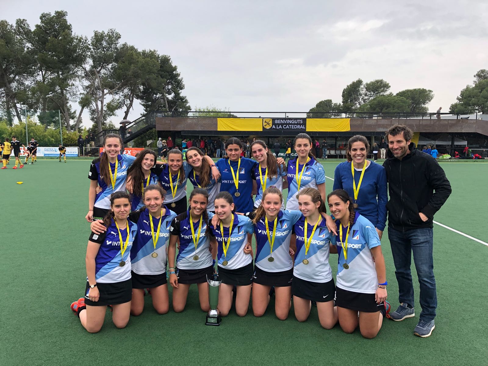 Integrants del cadet femení del Junior FC al camp de l'Atlètic Terrassa. FOTO: Estefania Piris. 