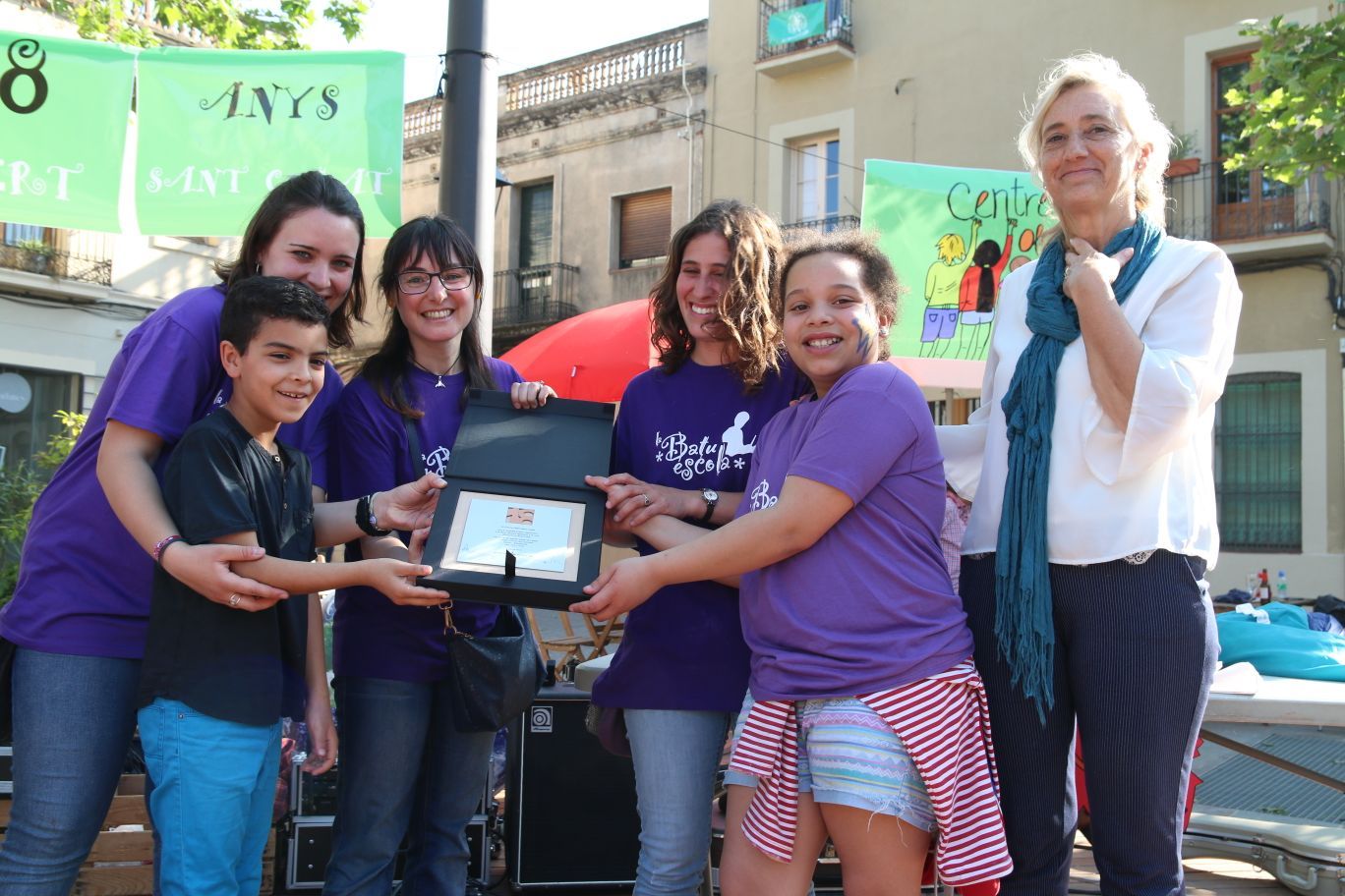 Placa donada per l'Ajuntament al Centre Obert Sant Cugat. FOTO: Lali Álvarez.