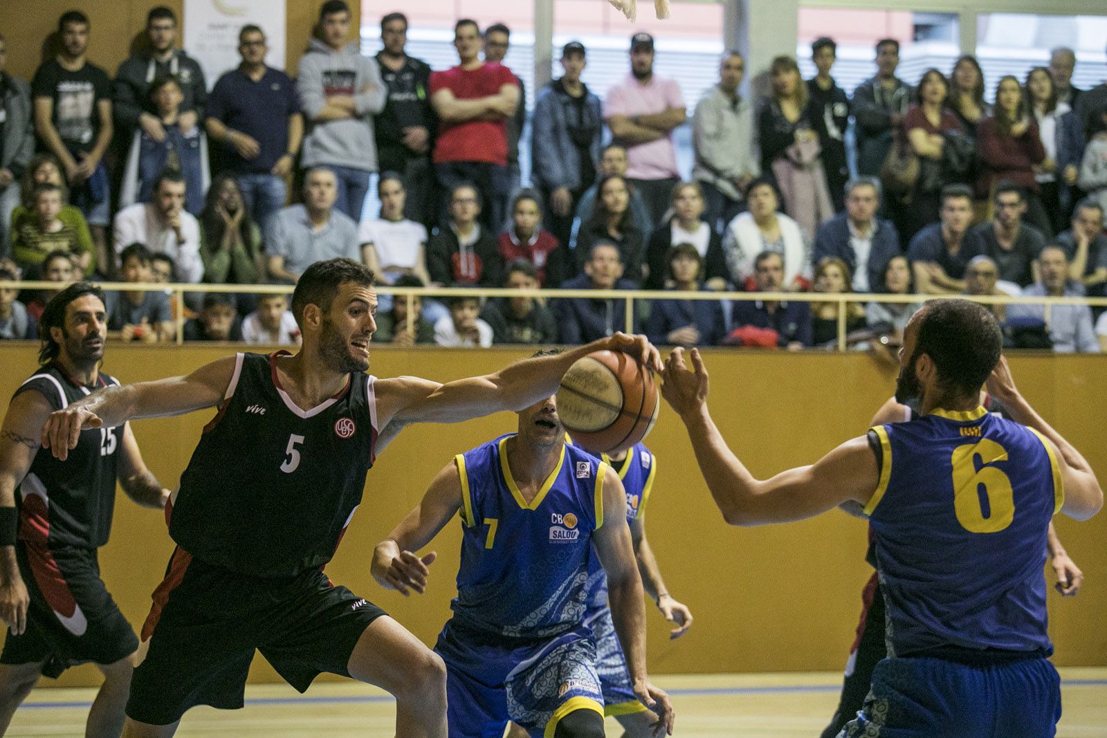 Bàsquet masculí: UESC vs CB Salou a la ZEM Rambla del Celler. FOTO: Lali Puig