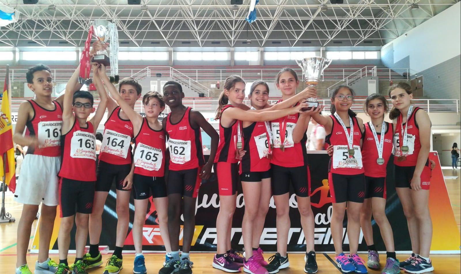 Els nens i nenes de l'escola Joan Maragall celebren el gran resultat. FOTO: Oswaldo Romero