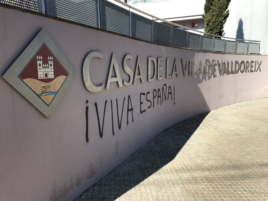 Pintada al EMD de Valldoreix. FOTO: @EMDValldoreix. 