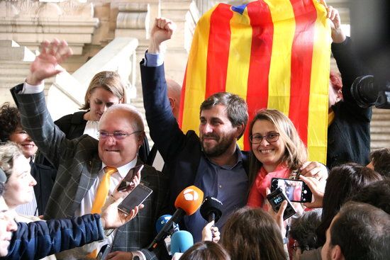 Els consellers cessats pel 155 Lluís Puig, Toni Comín i Meritxell Serret celebren la decisió del jutge el 16 de maig del 2018 FOTO: ACN