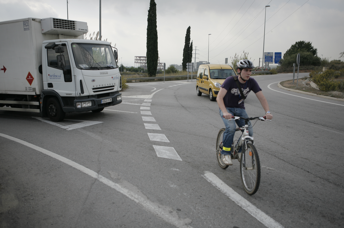 Les rotondes, un dels punts més perillosos pels ciclistes a Can Sant Joan FOTO: Artur Ribera