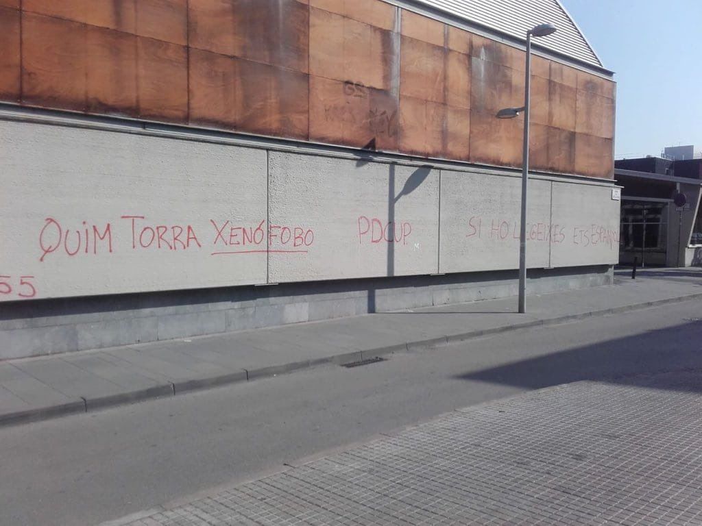 Pintades a l'exterior del pavelló municipal de Sant Cugat FOTO: @adic_scv