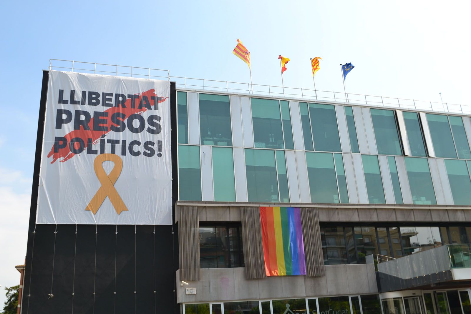 Pancarta de l'ANC reparada i recolocada a l'ajuntament de la ciutat. FOTO: Silvia Polanco.