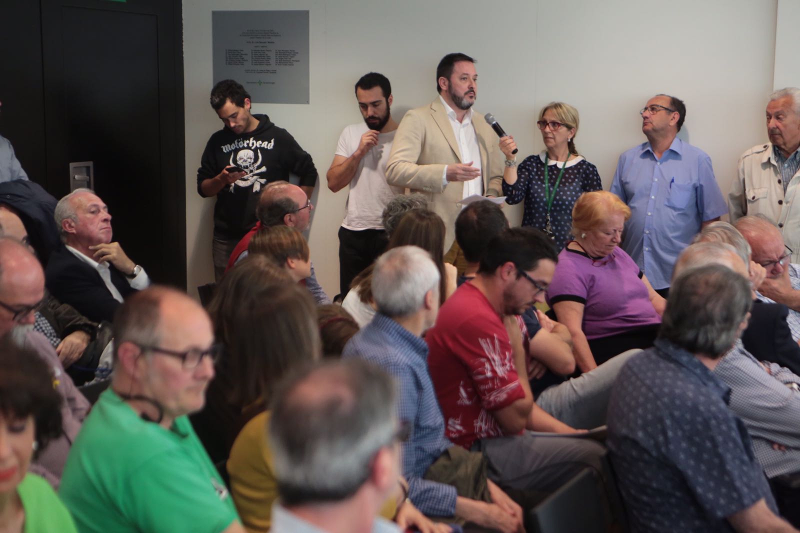 8 intervencions al torn de participació ciutadana. FOTO: Artur Ribera