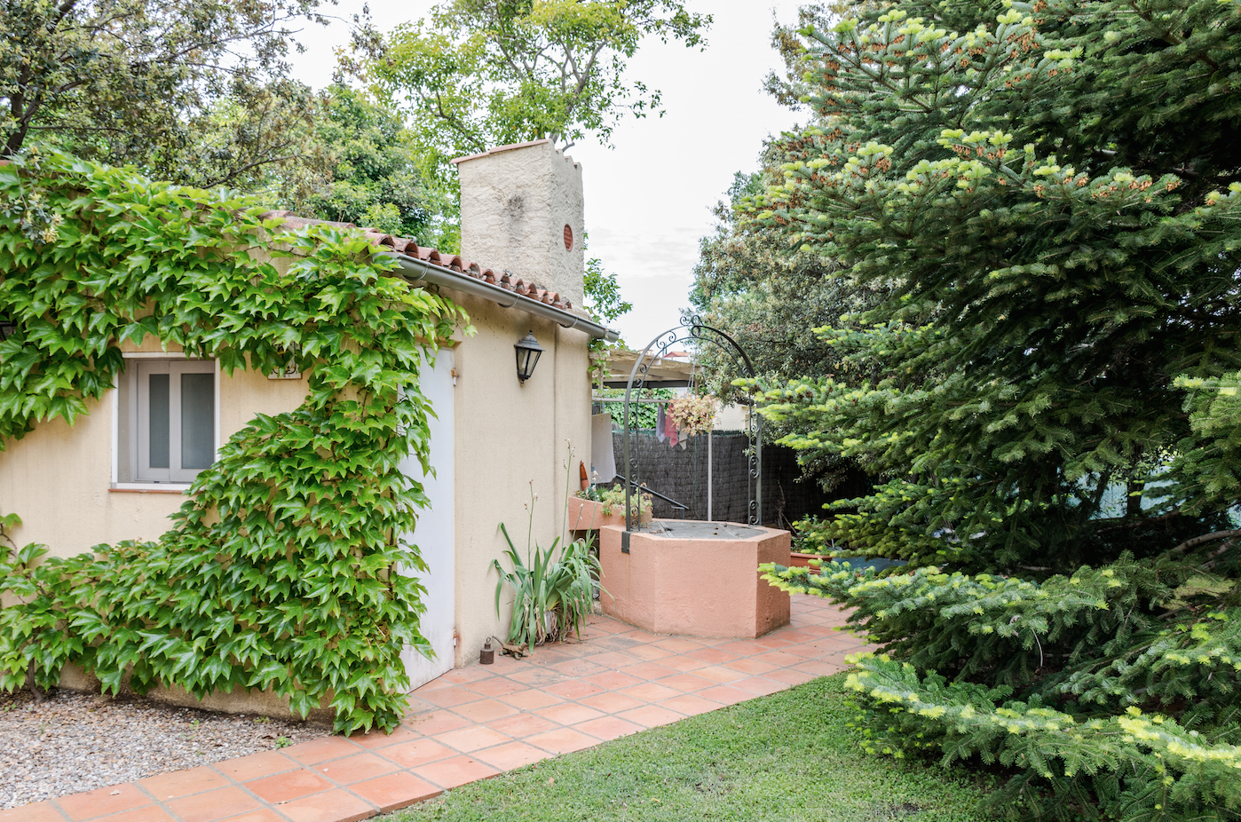 La casa compta amb un ampli jardí. FOTO: Cedida