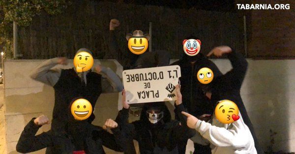 El grup que va retirar la plaça penjada fa setmanes pel CDR de Sant Cugat FOTO: Tabàrnia