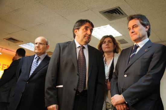 Antoni Traveria, entre els presidents Montilla i Mas FOTO: ACN