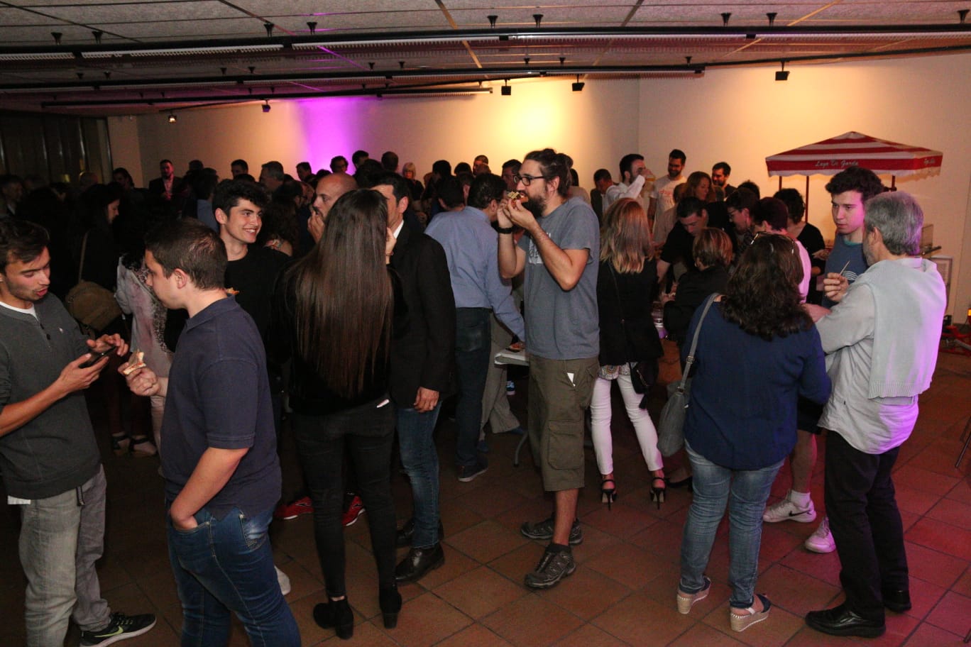 Els assistents al sopar solidari del Campus Sant Cugat Índia gaudeixen de la festa. FOTO: Lali Álvarez