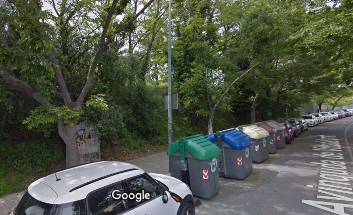 L'avinguda de Villadelprat, amb els arbres en mal estat a l'esquerra FOTO: Google Maps