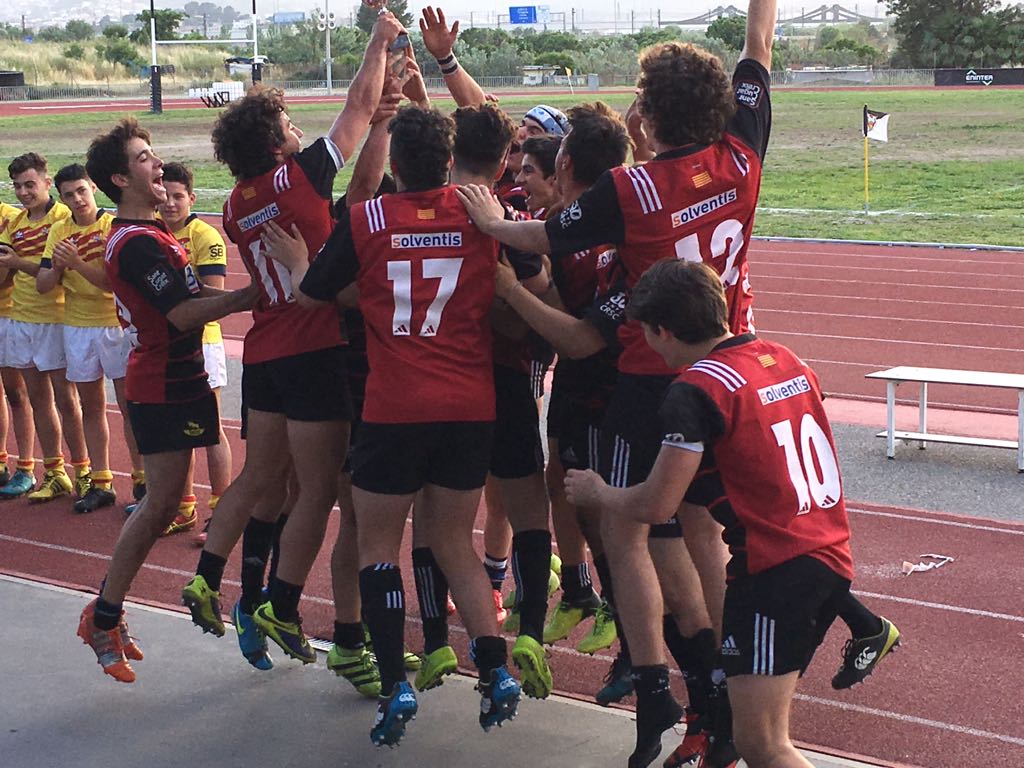 Els jugadors del sub-18 celebren l títol. FOTO: Club Rugby Sant Cugat
