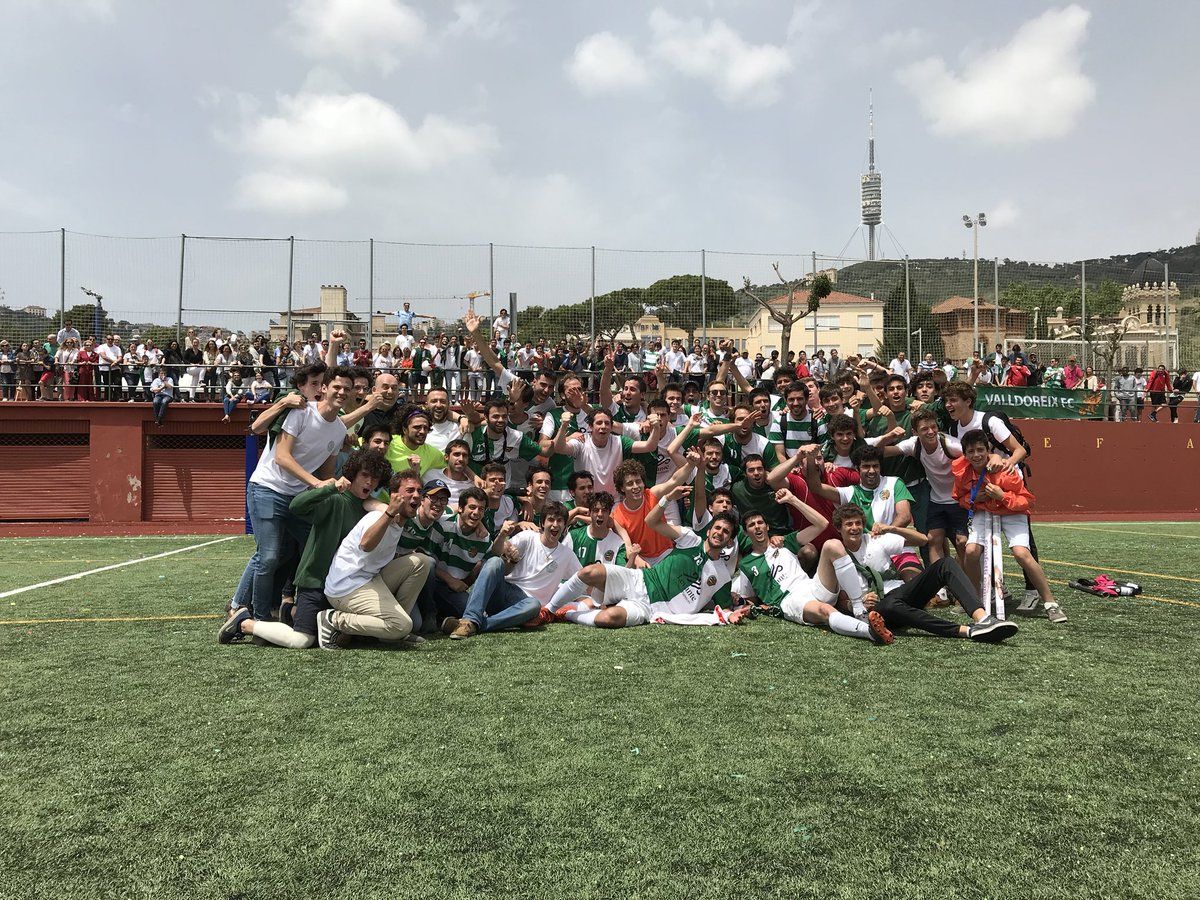 El primer equip del Valldoreix FC celebra l'ascens a 2a Catalana. FOTO: Valldoreix FC