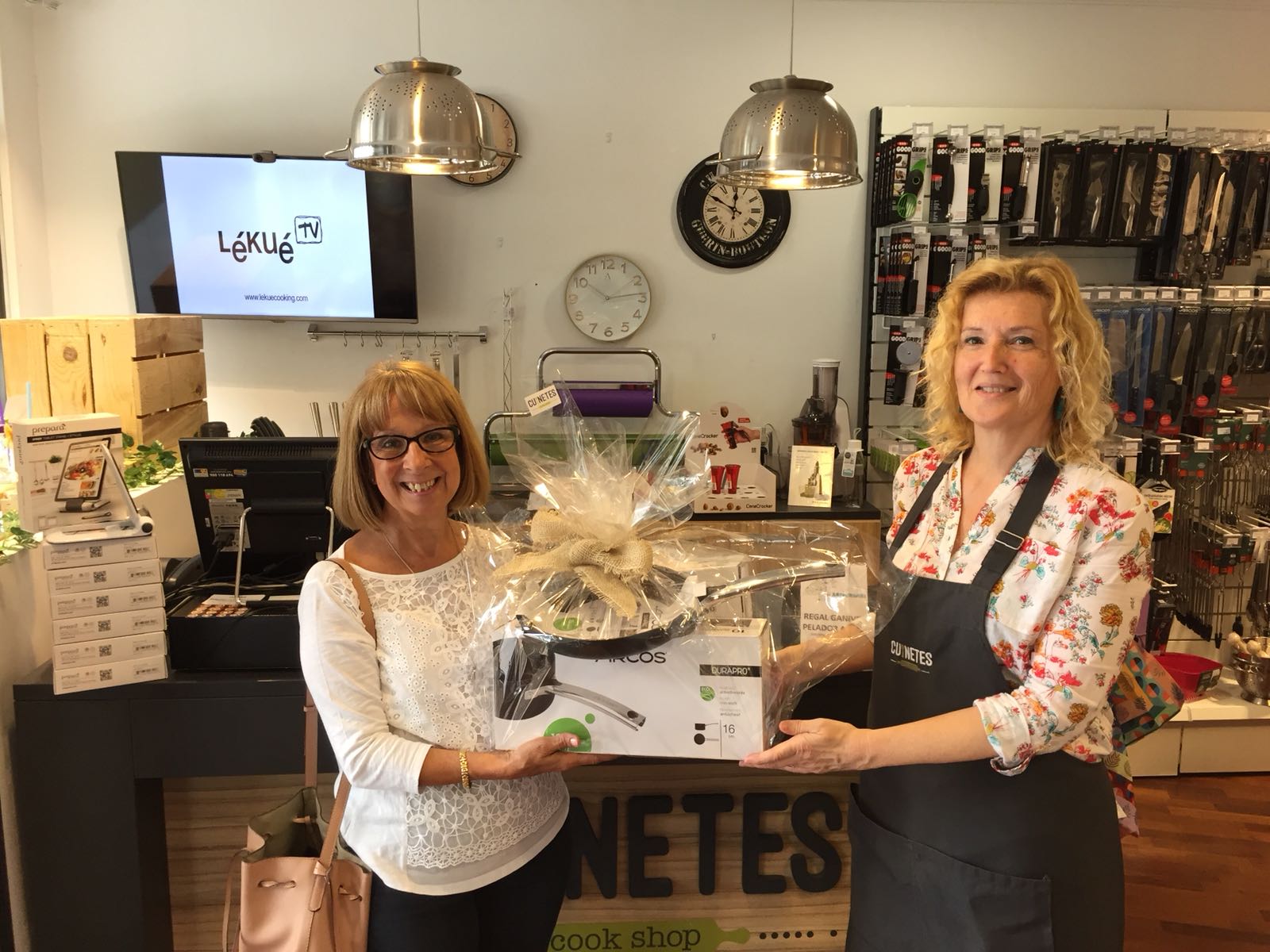 La Maria Angeles ja ha recollit el seu premi a la botiga Cuinetes del carrer de Valldoreix FOTO: Cedida