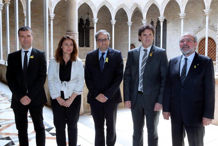 Josep Maria Cruset, Mercè Conesa, Quim Torra, Pere Vila i Joan Reñé, a Palau. FOTO: ACN