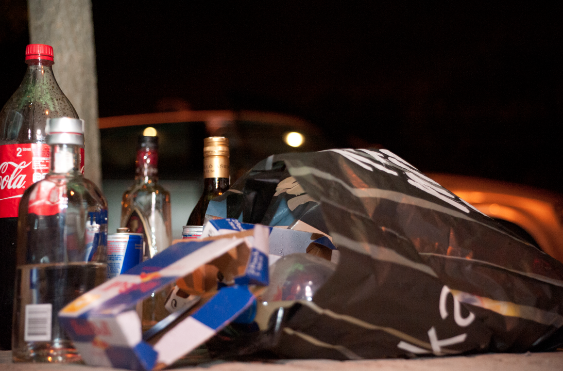 Imatge d'arxiu d'unes restes de 'botellón' a Sant Cugat FOTO: Amanda Bernal