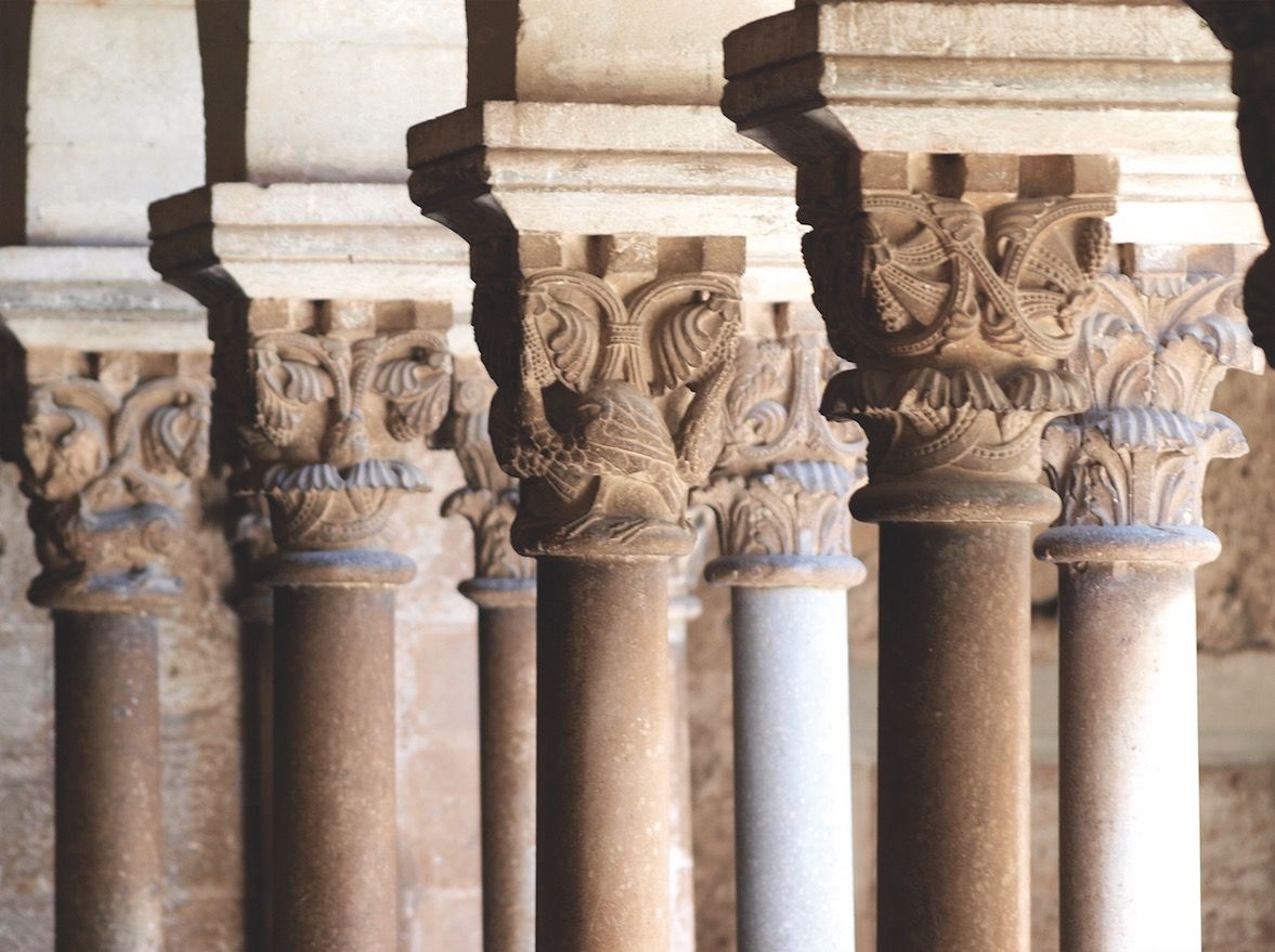 Els capitells del Claustre, un dels emblemes patrimonials del Monestir de Sant Cugat. FOTO: Arxiu
