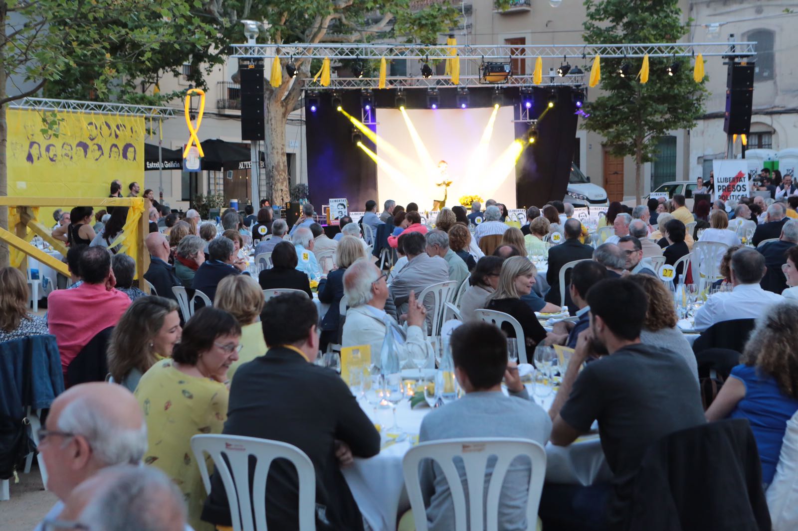 El sopar groc s'ha celebrat a la plaça de Barcelona. FOTOS: Artur Ribera