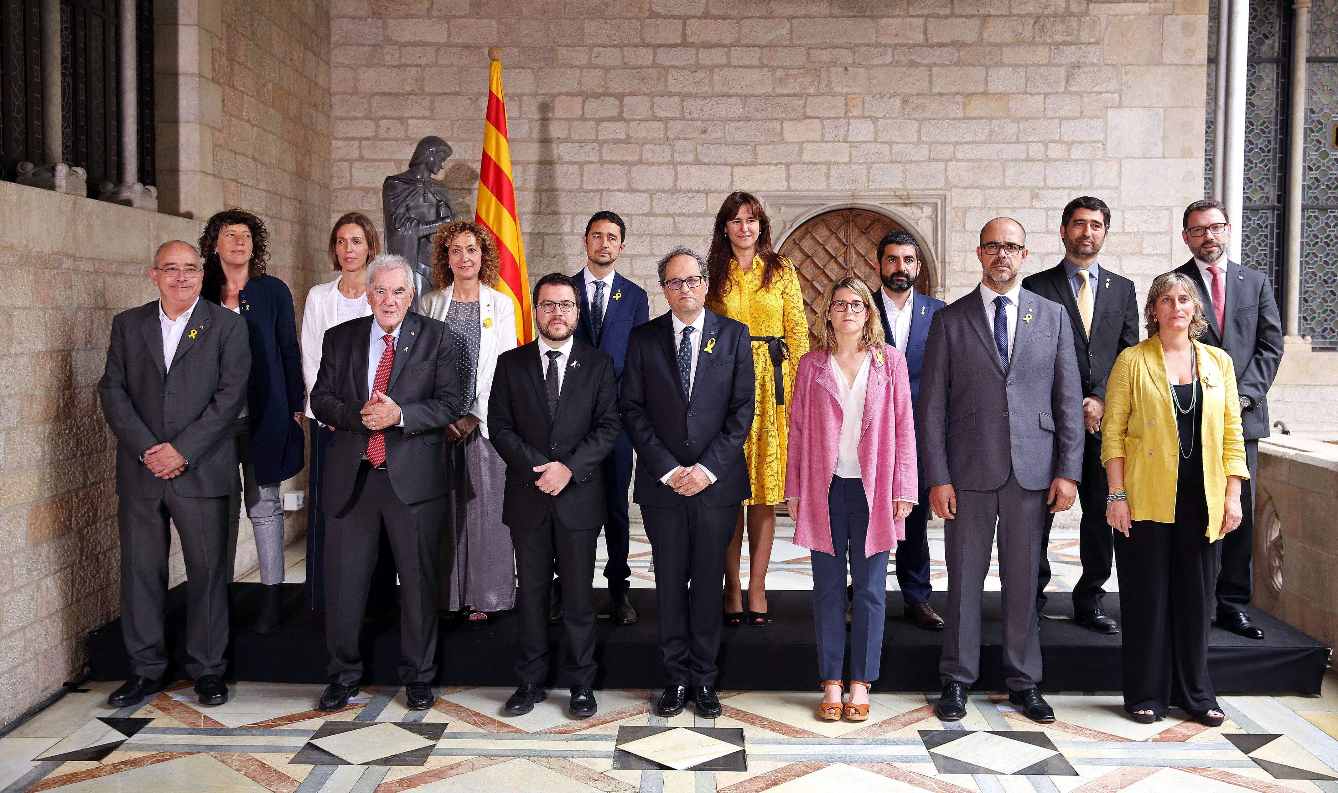 Foto dels nou govern de la Generalitat. Calvet, el quart per l'esquerra de la fila superior. Puigneró, el segon per la dreta de la fila superior. FOTO: ACN