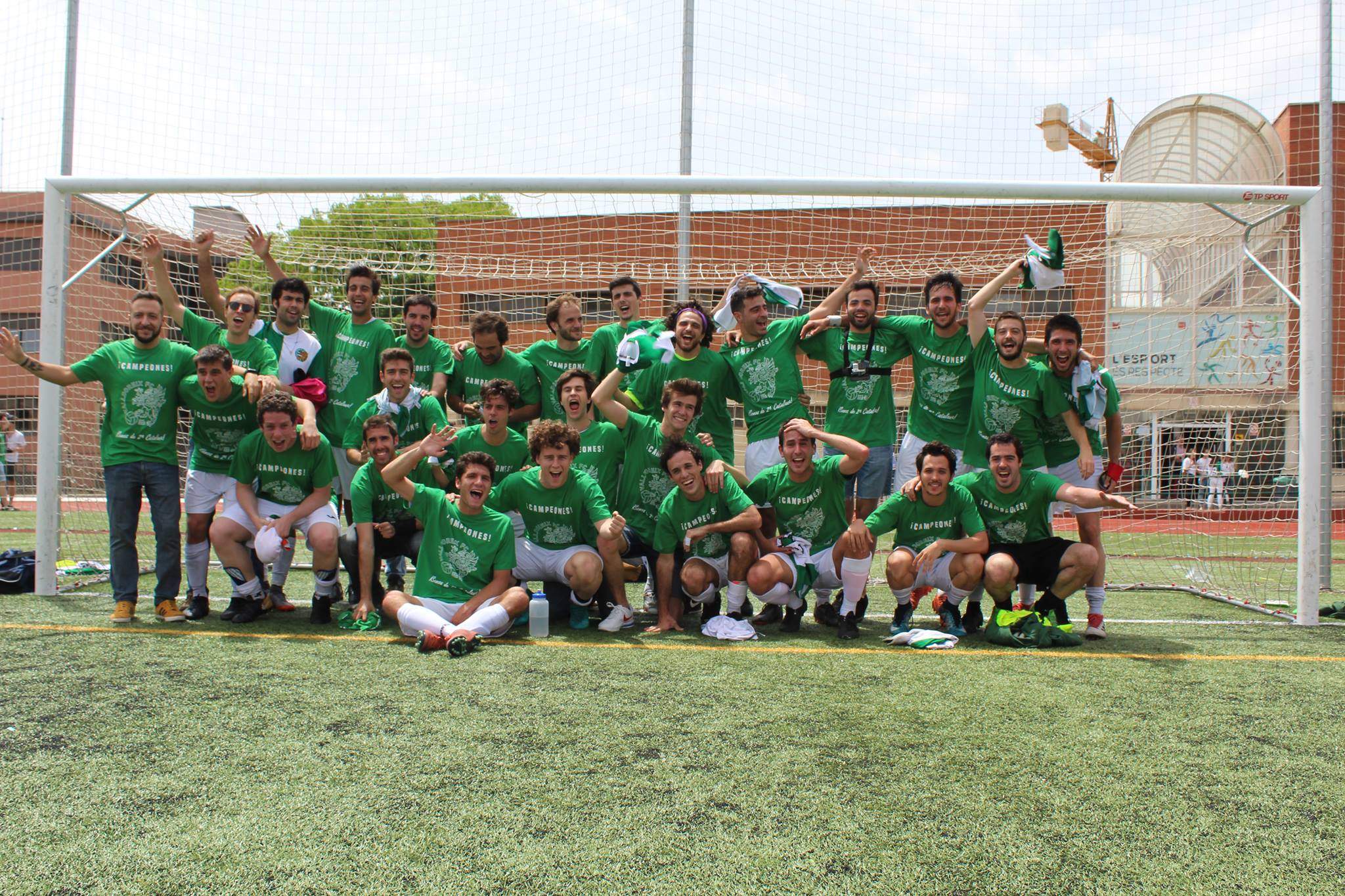 El Valldoreix Futbol Club, celebrant l'ascens històric a 2a Catalana. FOTO: Facebook Valldoreix FC