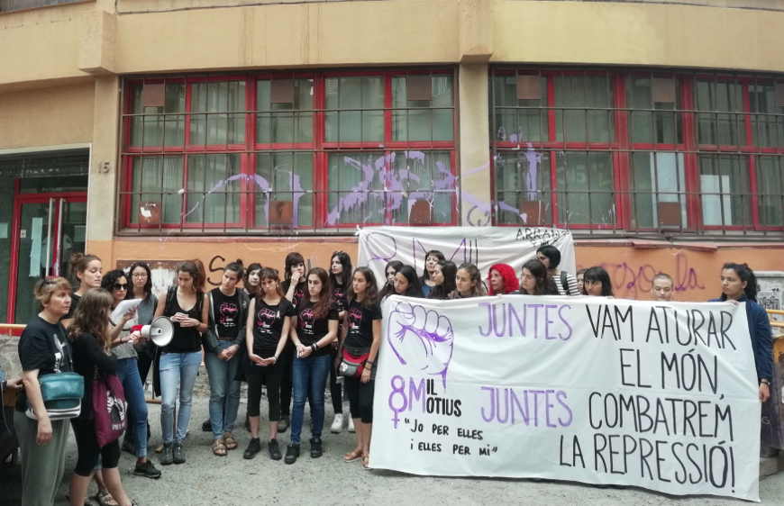 Concentració als jutjats de Rubí per la citació de set santcugatenques que van participar de la vaga feminista FOTO: TOT Sant Cugat
