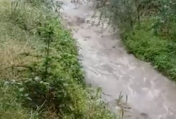 Captura del vídeo que mostra l'aigua baixant pel torren de Can Cabassa FOTO: Manel Cervantes