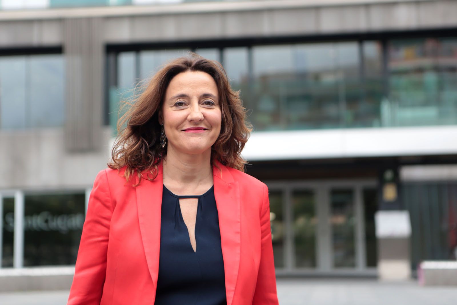 Mercè Conesa, davant de l’Ajuntament de Sant Cugat, minuts abans d’aquesta entrevista la tarda del dimarts 5 de juny. Foto: Artur Ribera