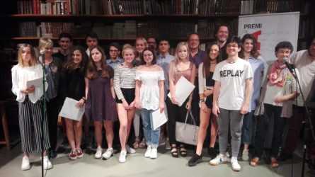 Imatge dels guardonats i finalistes de la XX edició del Premi de Poesia Gabriel Ferrater de secundària. FOTO: TOT Sant Cugat