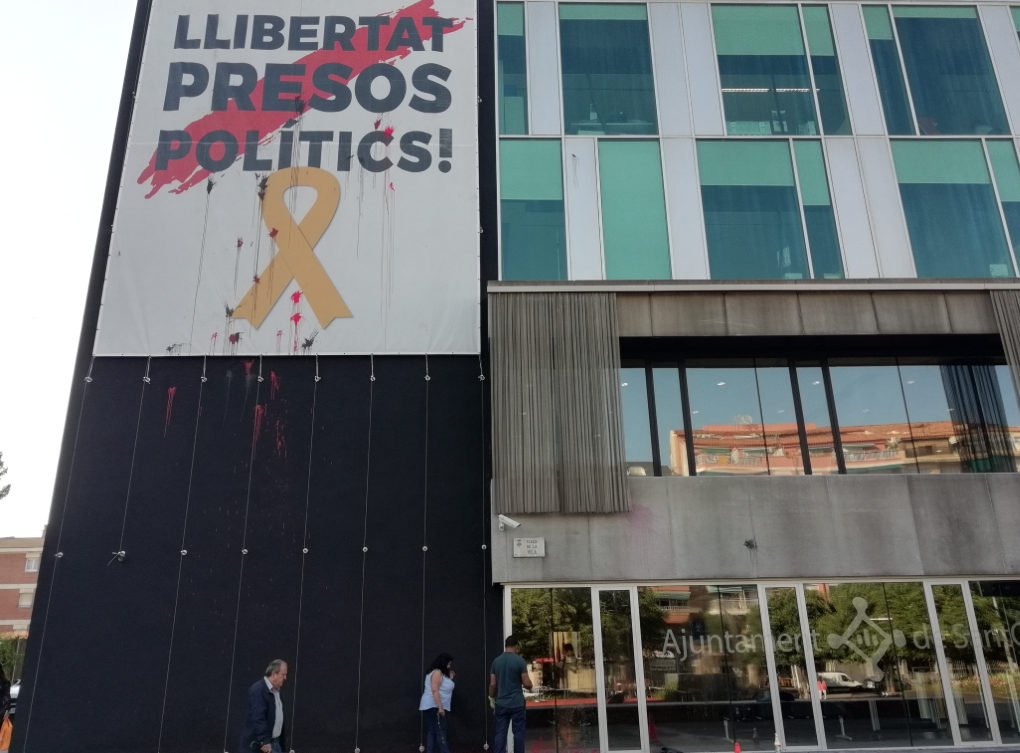 Així ha quedat la pancarta i la façana de l'Ajuntament aquest 8 de juny FOTO: TOT Sant Cugat
