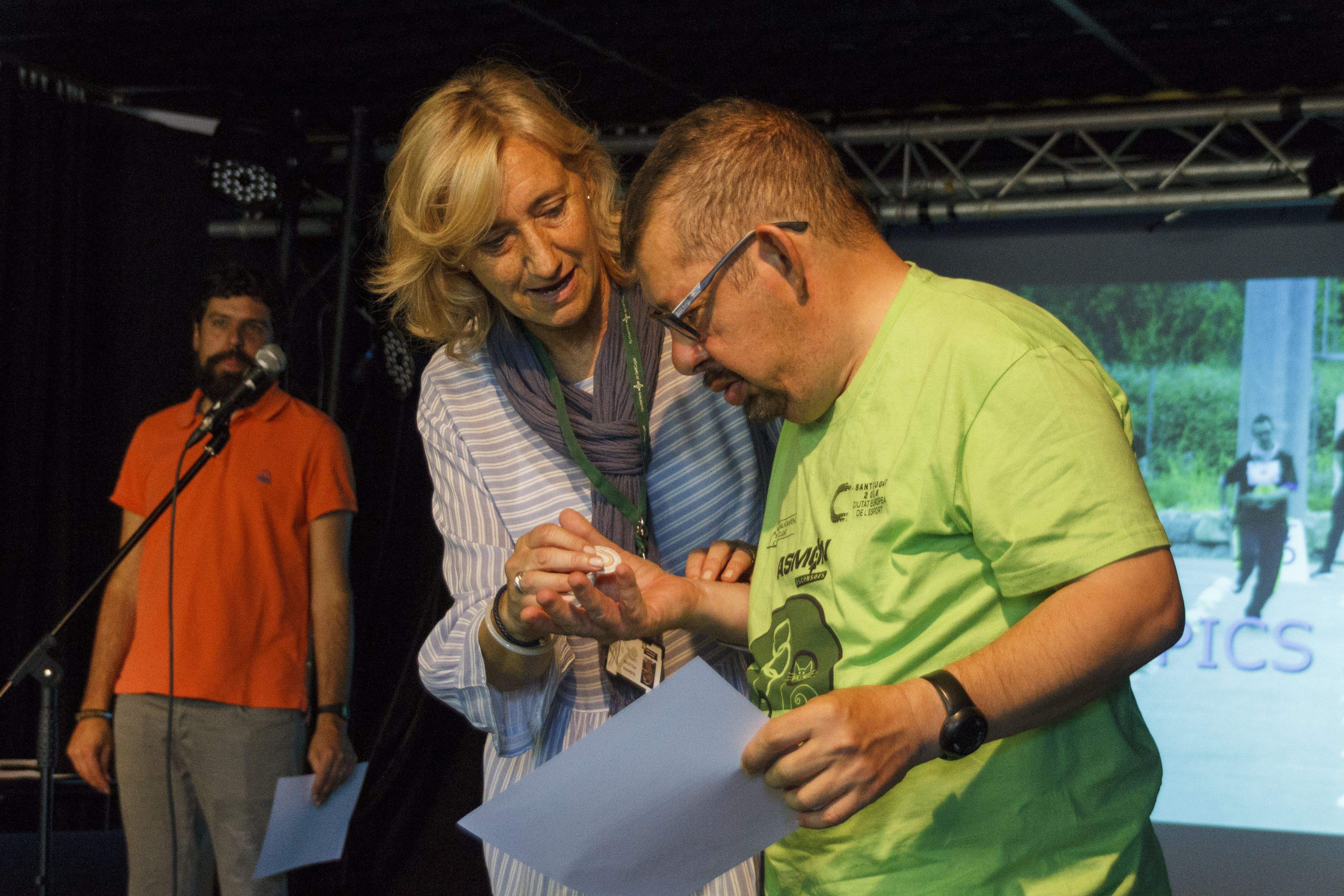 Susanna Pellicer lliurant un diploma a un de les participants. FOTO: Paula Galván