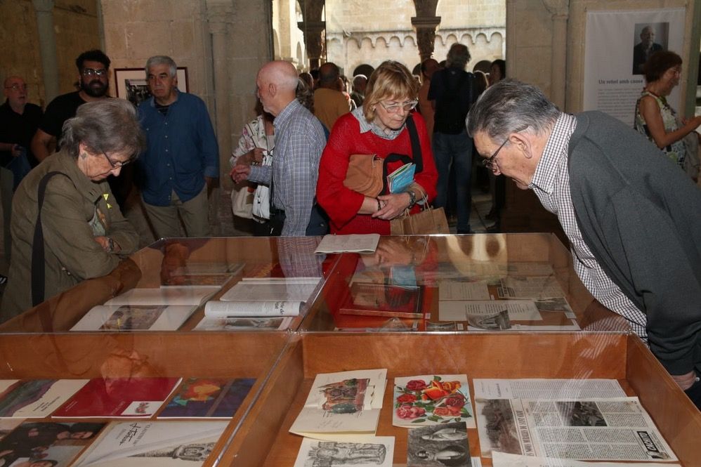 L'exposició en homenatge a Joan Tortosa es pot veure al claustre del Monestir de Sant Cugat. FOTO: Lali Álvarez