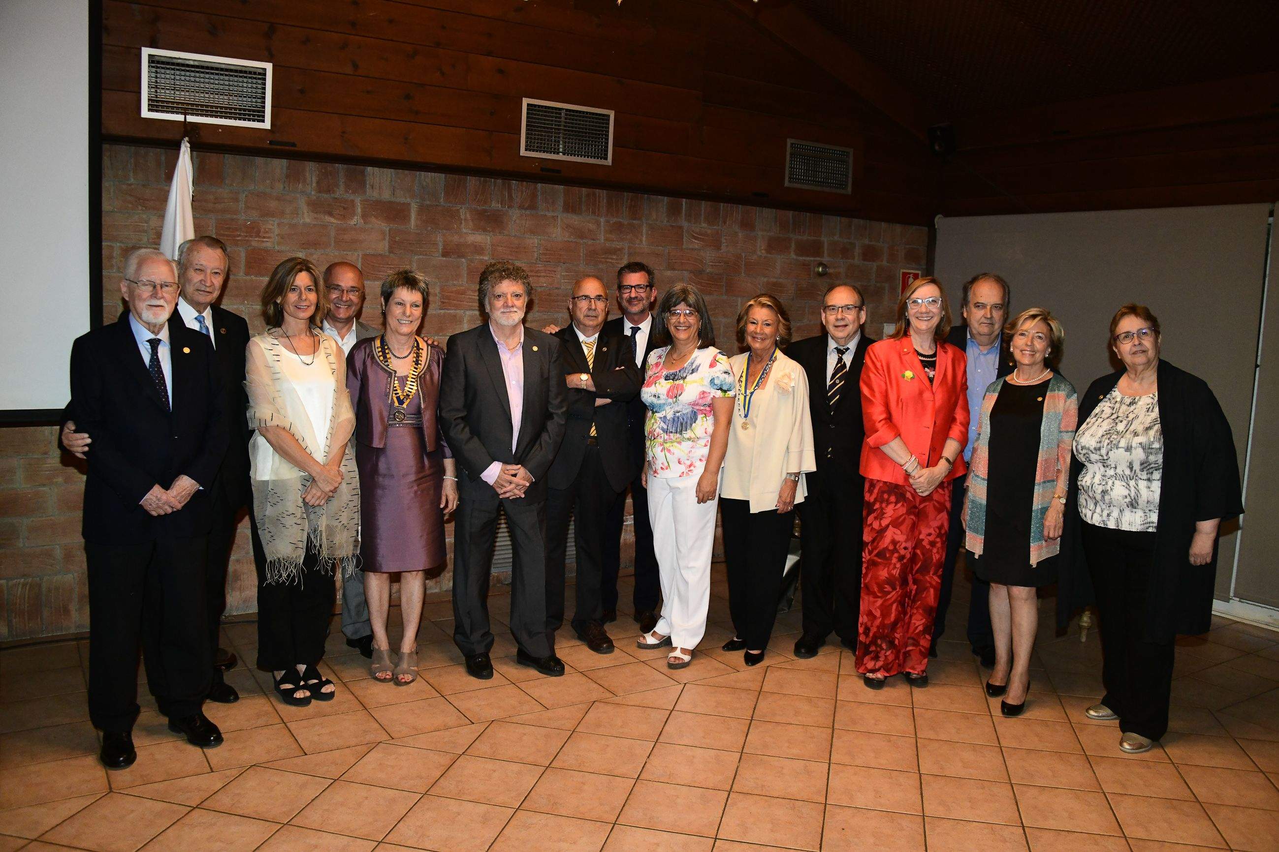 L’alcaldessa, Lluís Ribas i l’Ateneu acompanyats de santcugatencs que han rebut la distinció Paul Harris del Rotary Club Sant Cugat. OTO: Localpres