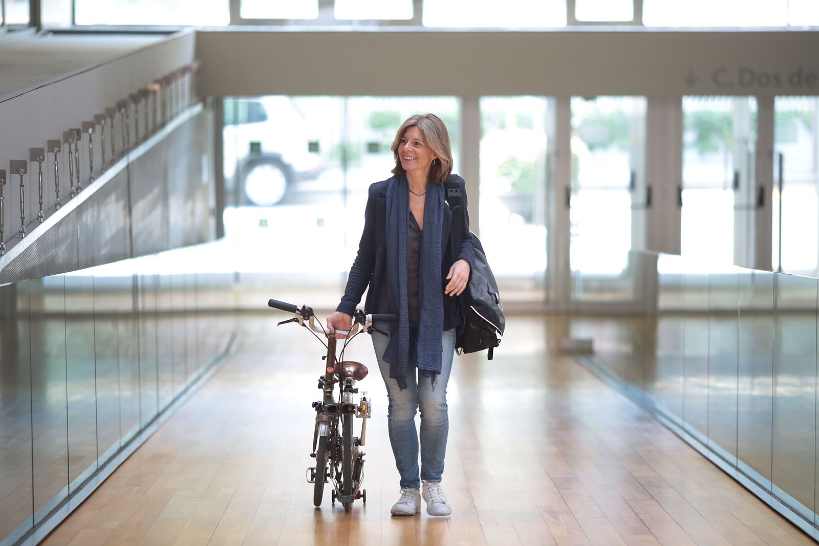 L'alcaldessa arribant aquest matí a l'Ajuntament amb la seva bicileta. Foto: A. Ribera