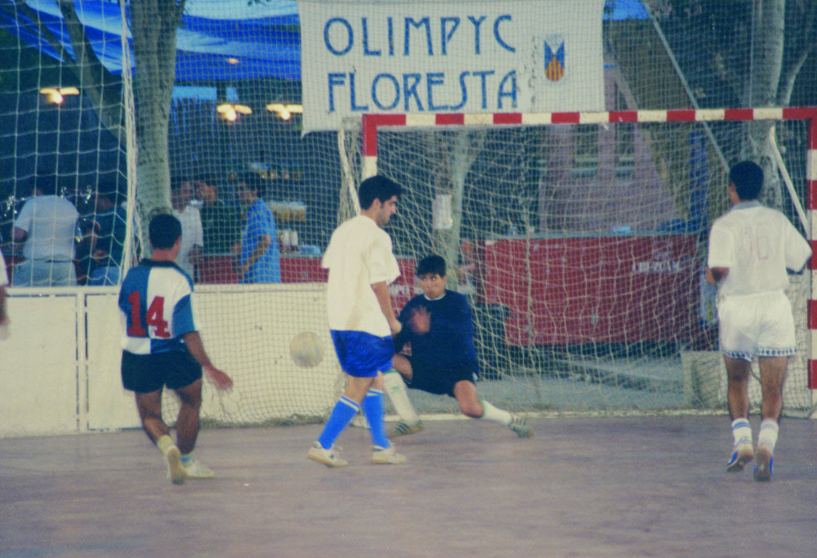 Una edició de la Marató de futbol sala, el juliol de 1998 FOTO: Arxiu TOTSantCugat