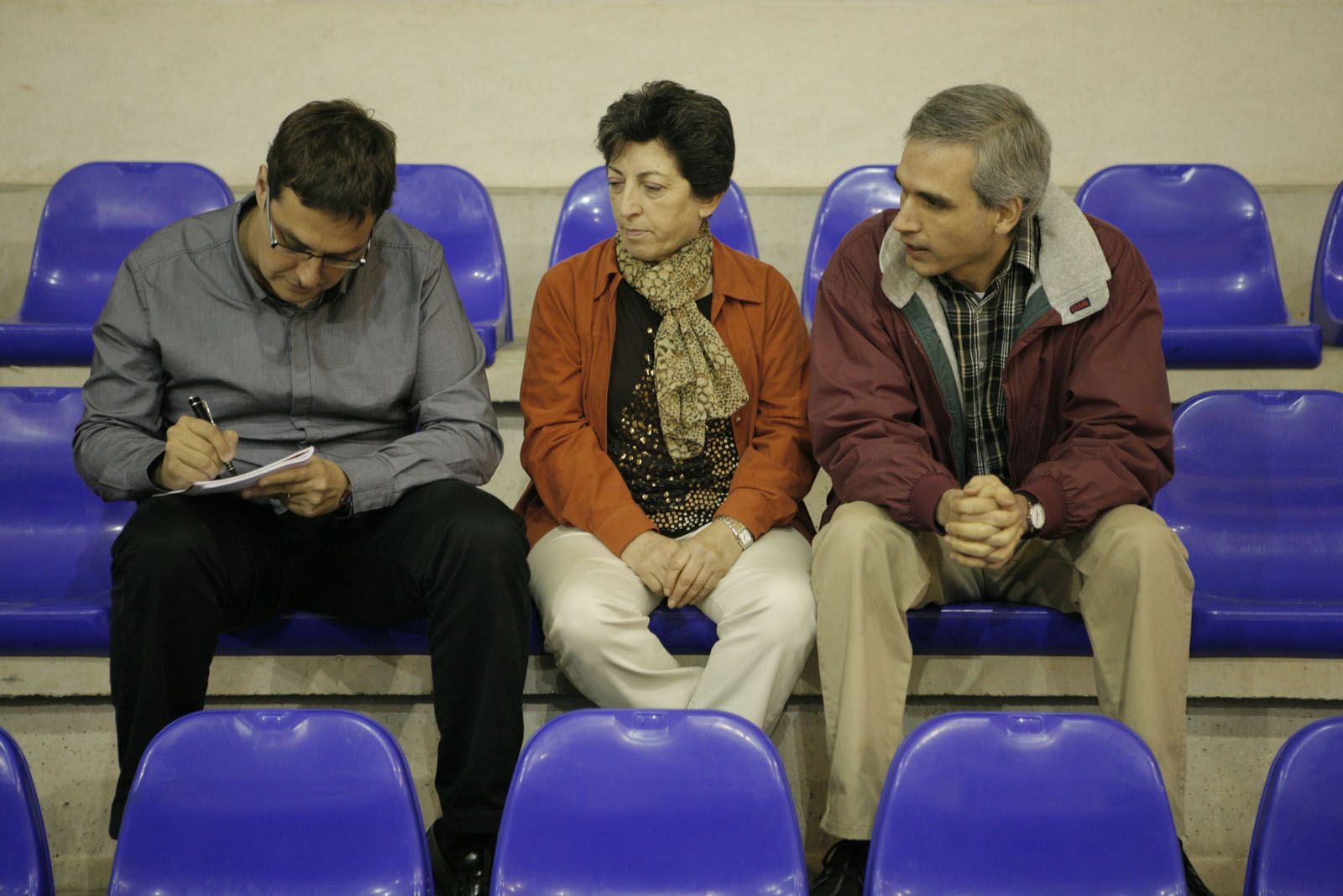Mari Carmen Solana i Paco Arroniz, en una entrevista amb Àlex López del TOT, la parella són aficionats històrics del club FOTO: Artur Ribera