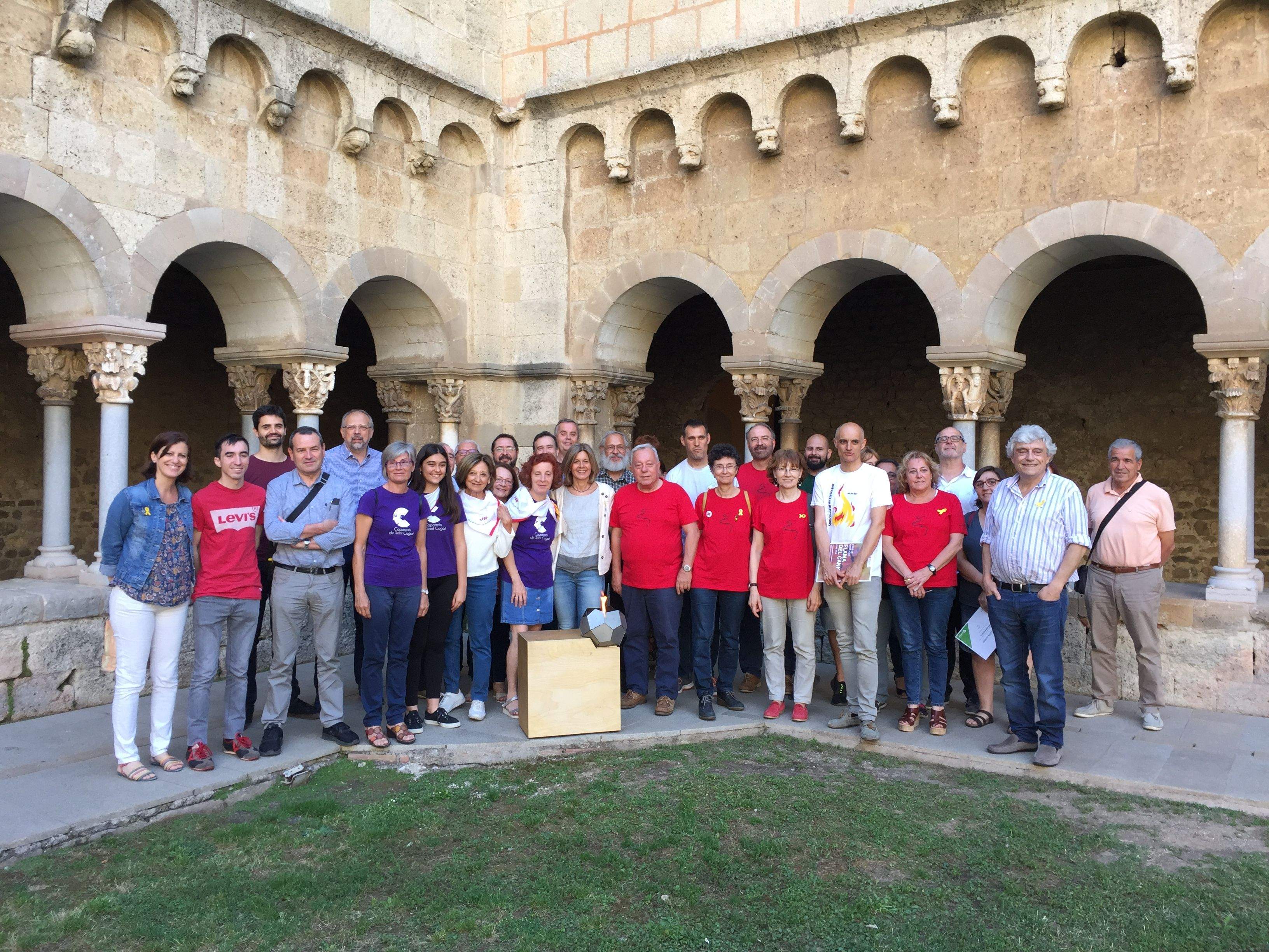 Les entitats que fan possible la rebuda de la Flama del Canigó. FOTO: C. Caballé