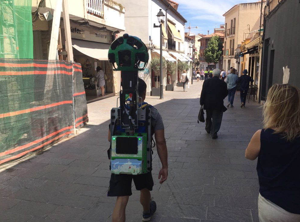 Un treballador a peu captura les imatges per Google a Sant Cugat FOTO: TOT Sant Cugat