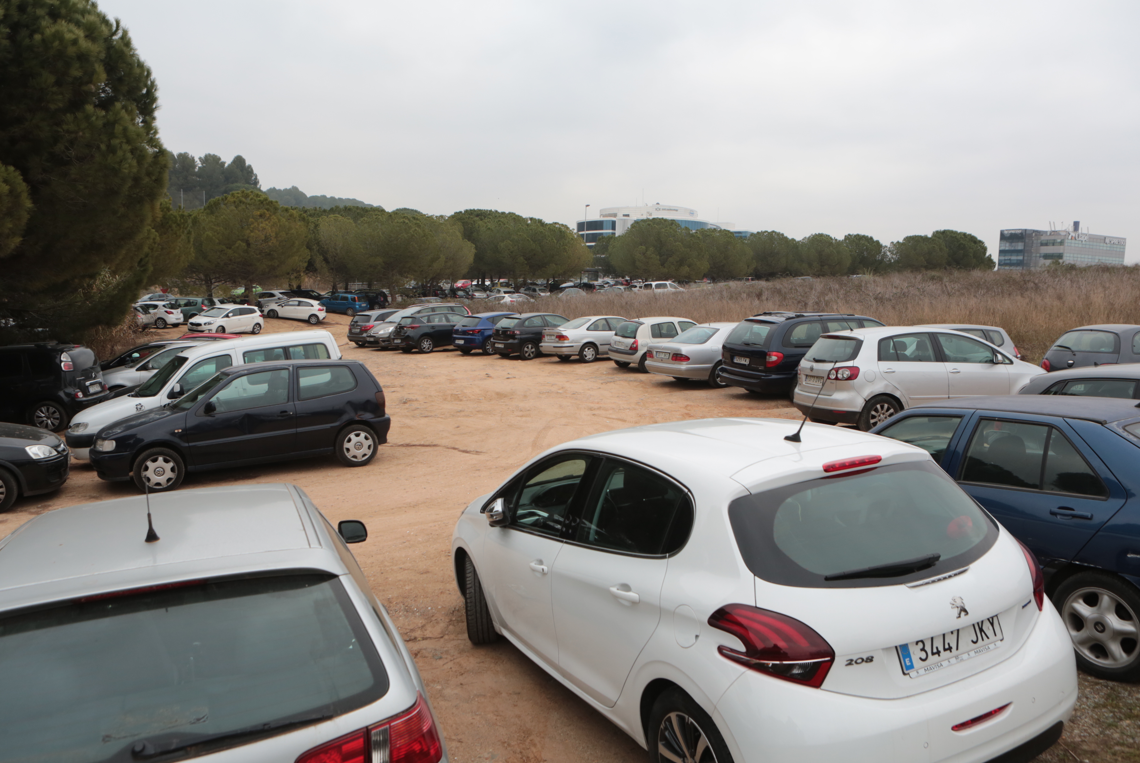 L'actual espai del carrer de la Sena ja s'utilitza com a aparcament FOTO: Artur Ribera