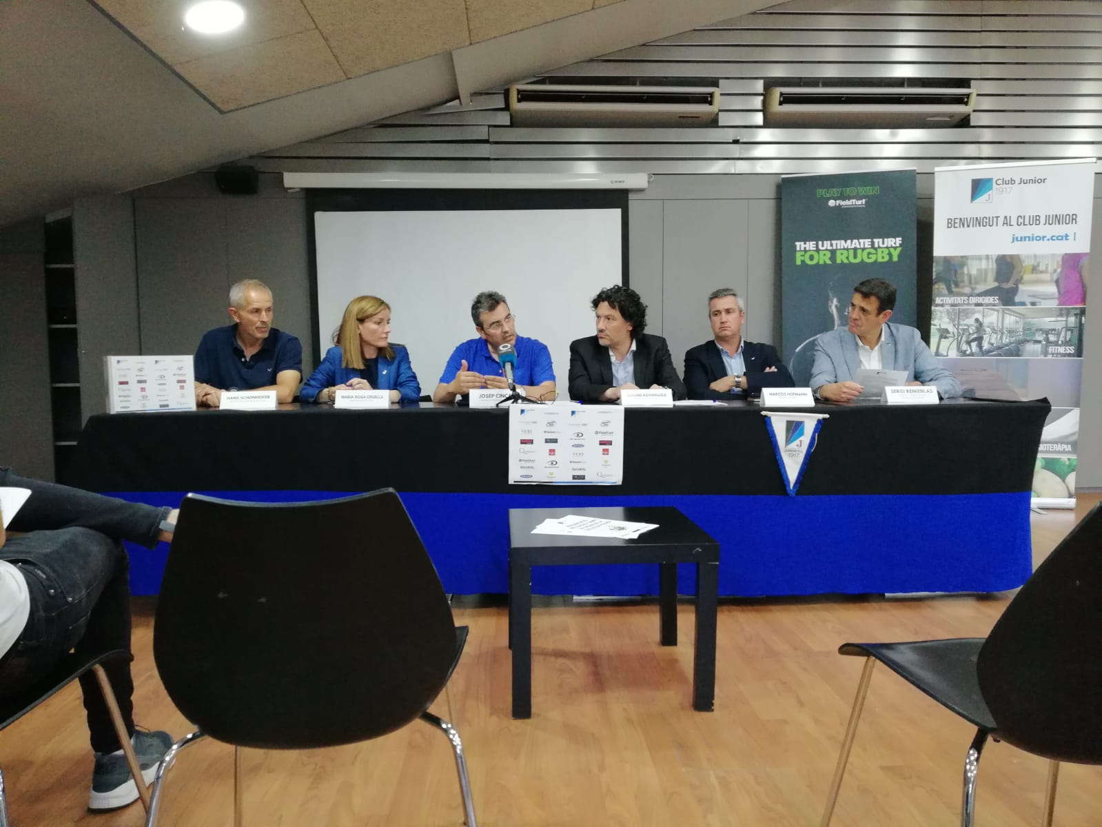 Acte oficial per a renovar la gespa del Junior FC. FOTO: Cedida