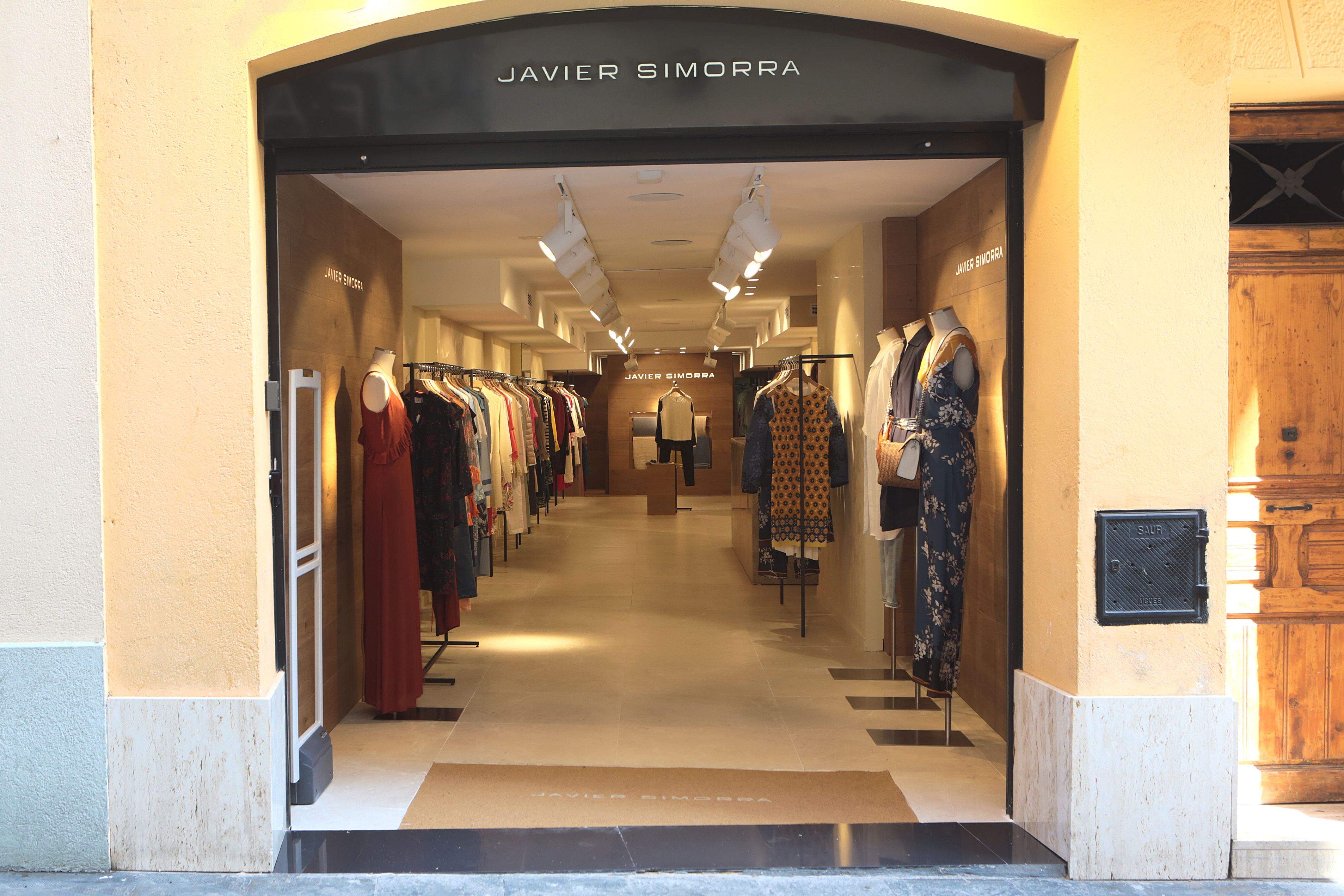 Així es veu la botiga de Javier Simorra des de l'exterior. FOTO: Artur RIbera