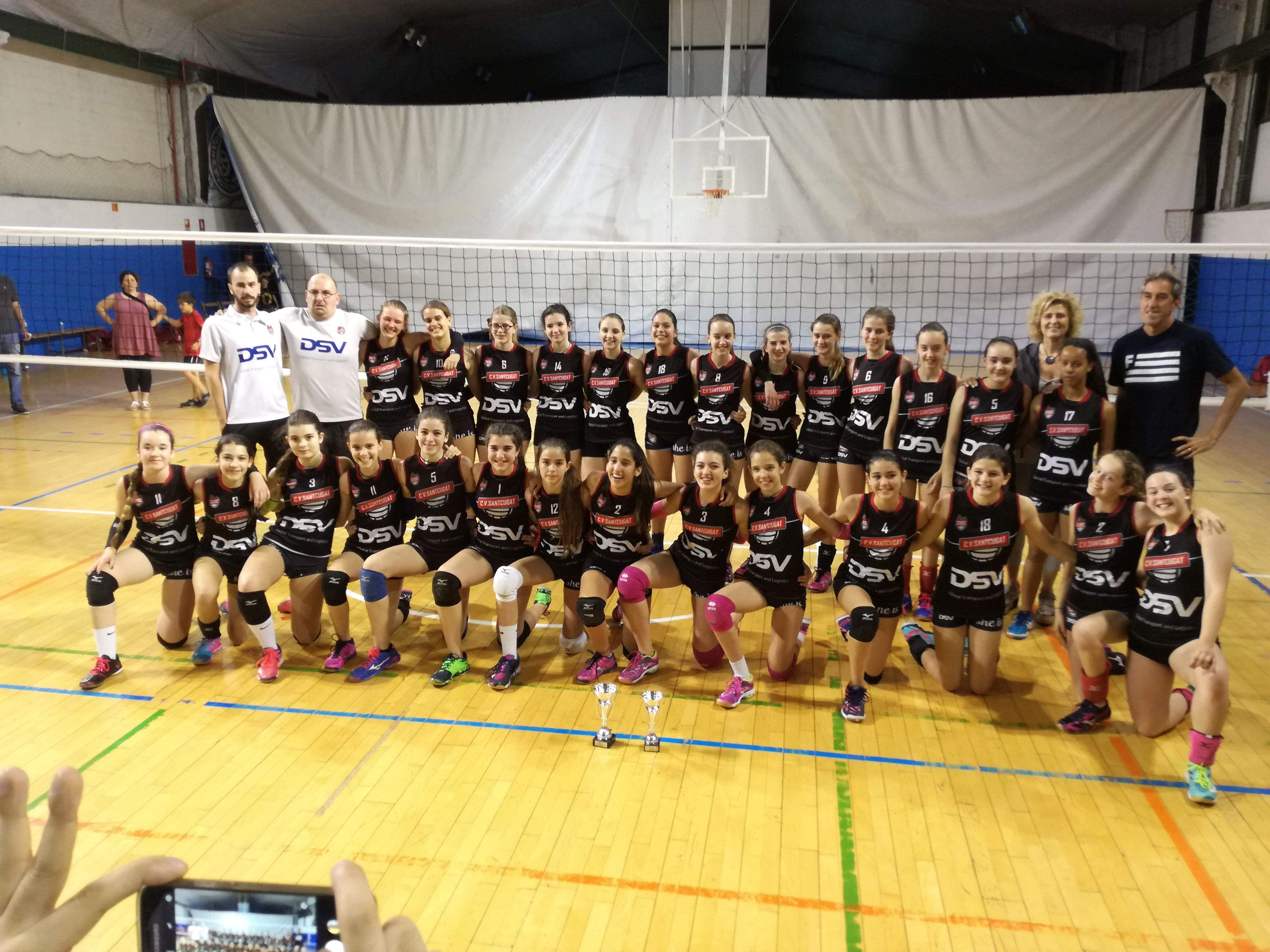 Els equips infantils negre i vermell del Club Voleibol Sant Cugat. FOTO: Cedida