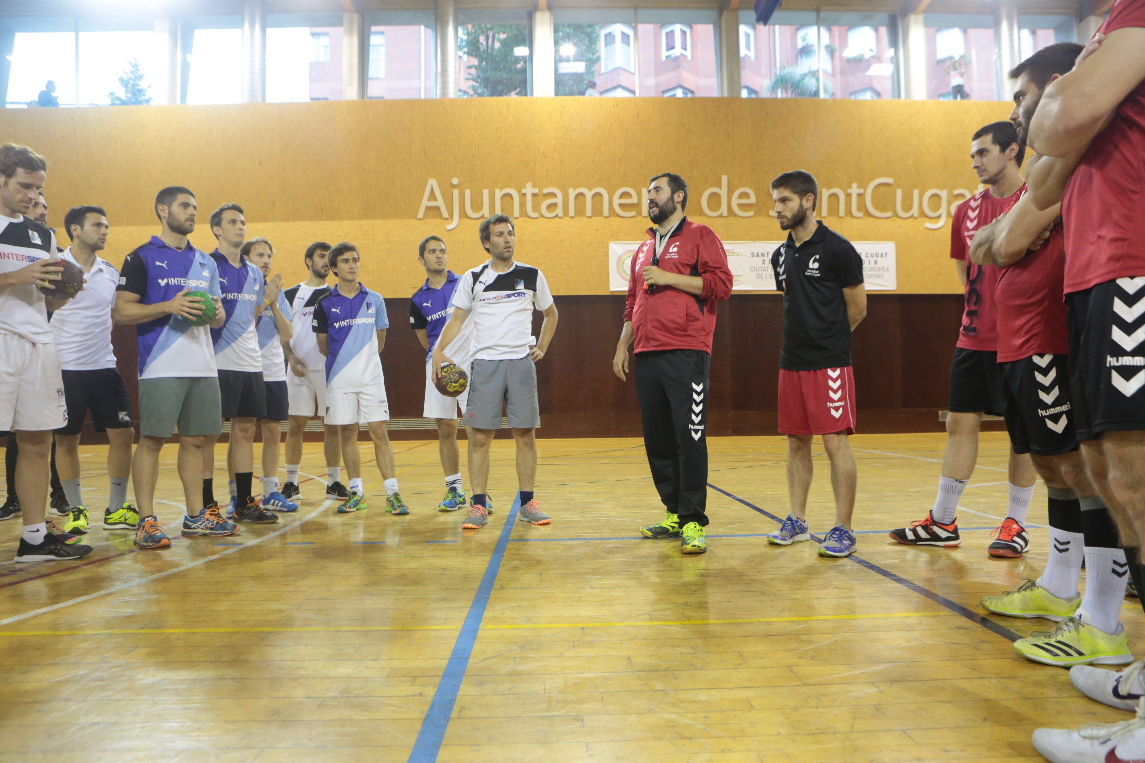 Quique Cruz, amb samarreta negre i pantalons vermells. FOTO: Artur Ribera